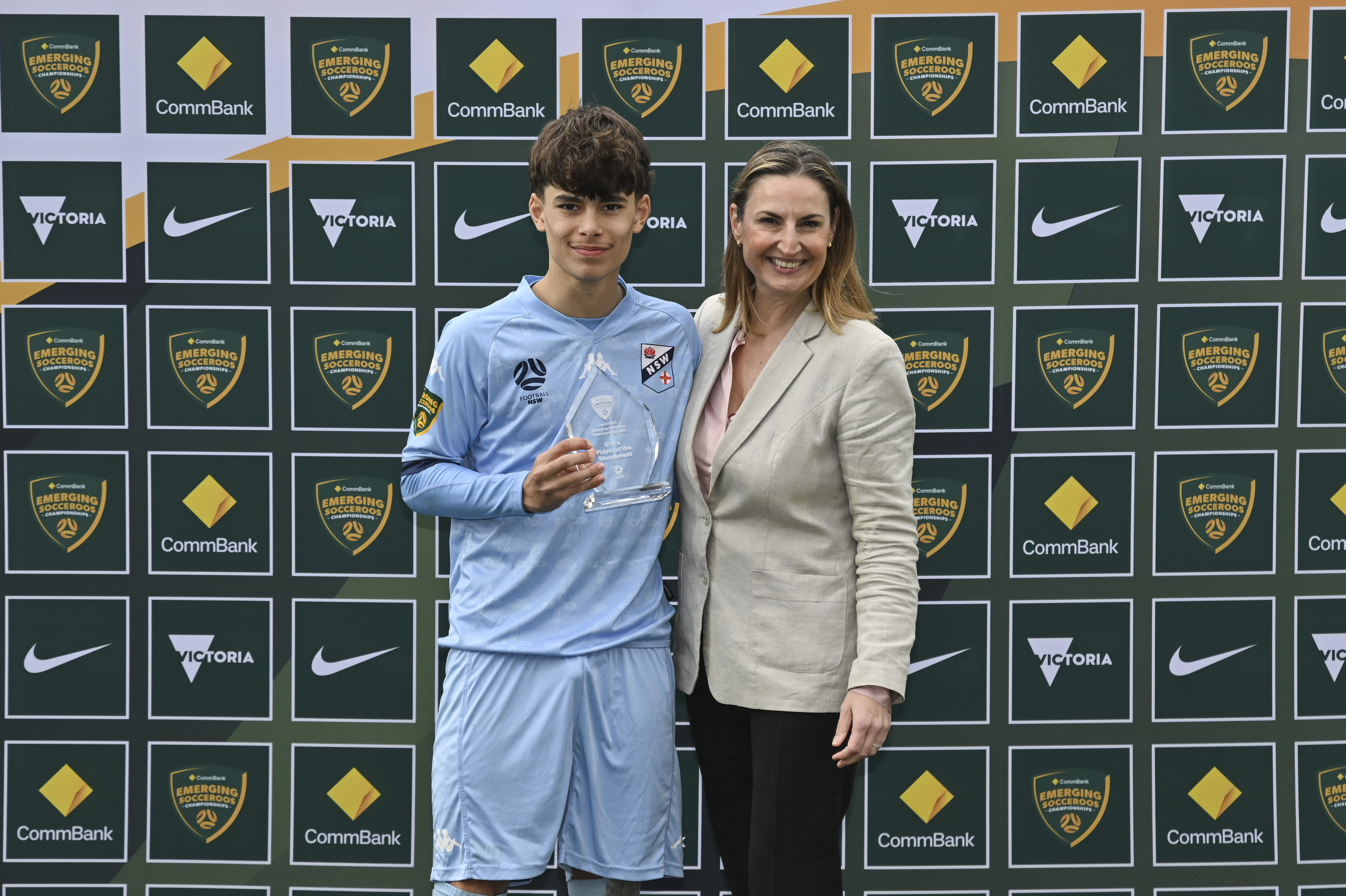 CommBank Executive Manager of Brand Partnerships, Tasmine Heath, presents the Under 16 CommBank Player of the Tournament award to Aston Reid (Football NSW Sky). Photo Mark Avellino/Football Australia