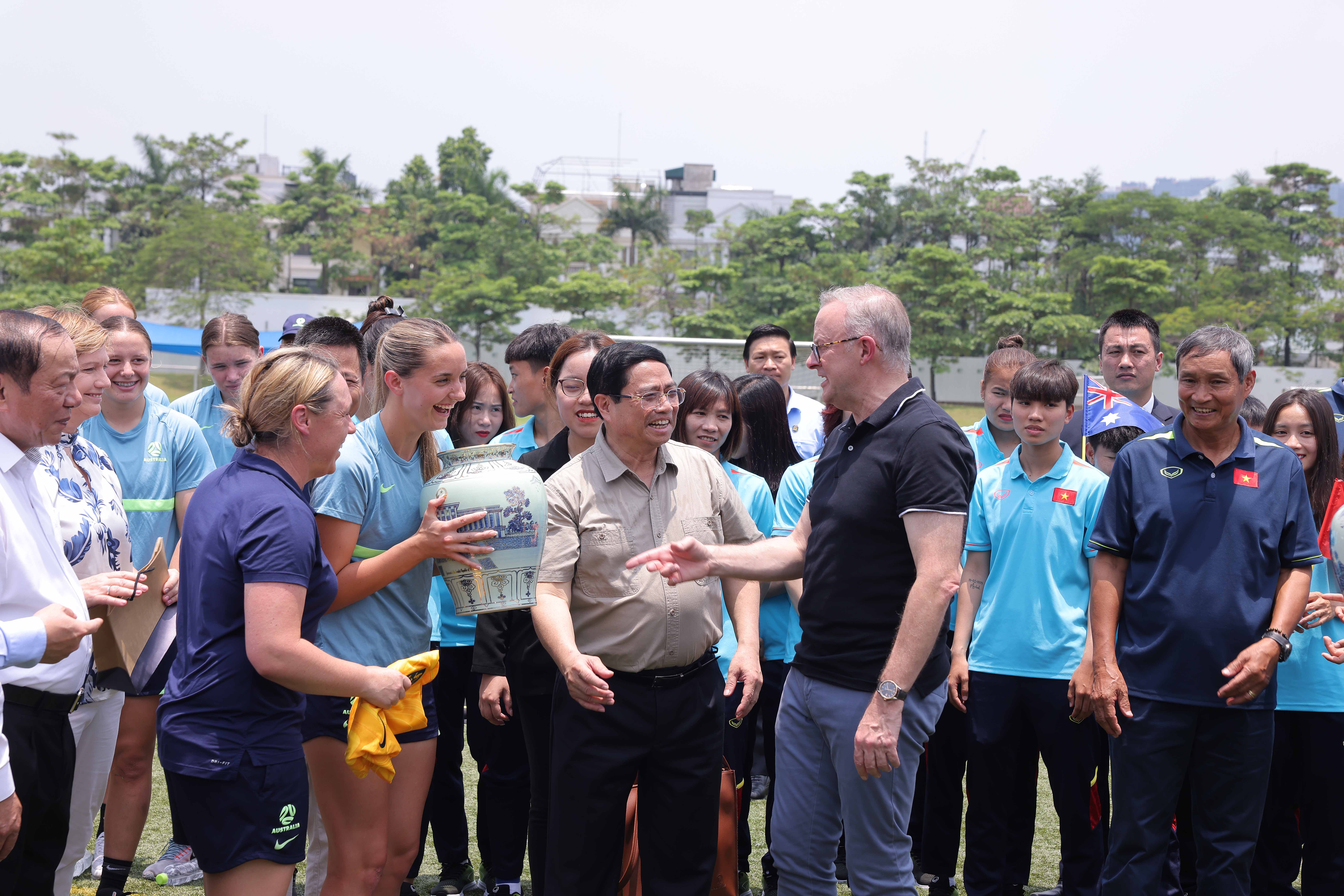 Australian Prime Minister Anthony Albanese and Vietnamese Prime Minister Pham Minh Chinh alongside CommBank Young Matildas' head coach Leah Blayney and captain Jessika Nash. (Photo: Australian Government & UNICEF)